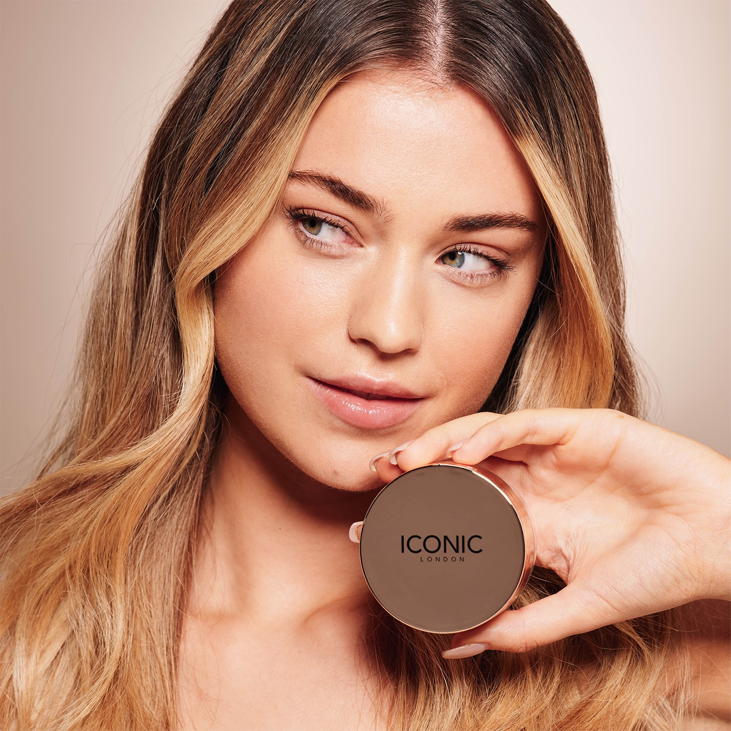 VELVET BLUR TRANSLUCENT SETTING POWDER BY ICONIC LONDON (POLVO TRASLÚCIDO FIJADOR PARA ROSTRO)